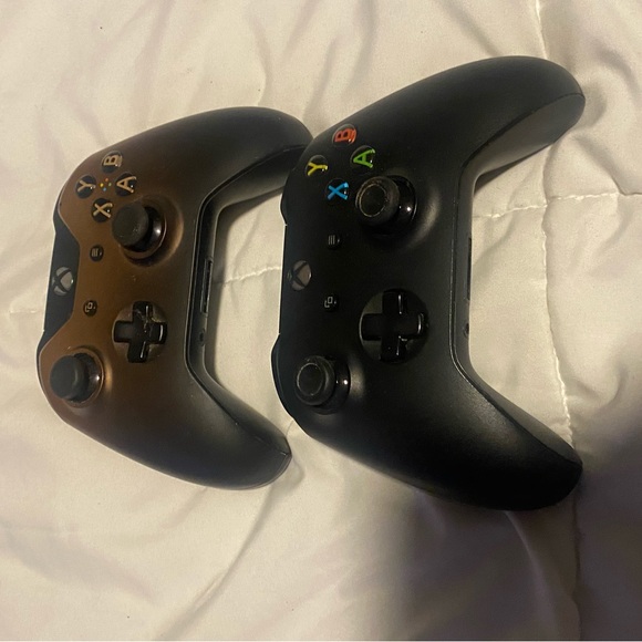 Xbox one controllers - Picture 1 of 1
